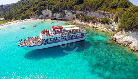 Cu barca in insula Corfu prin HelloTrip